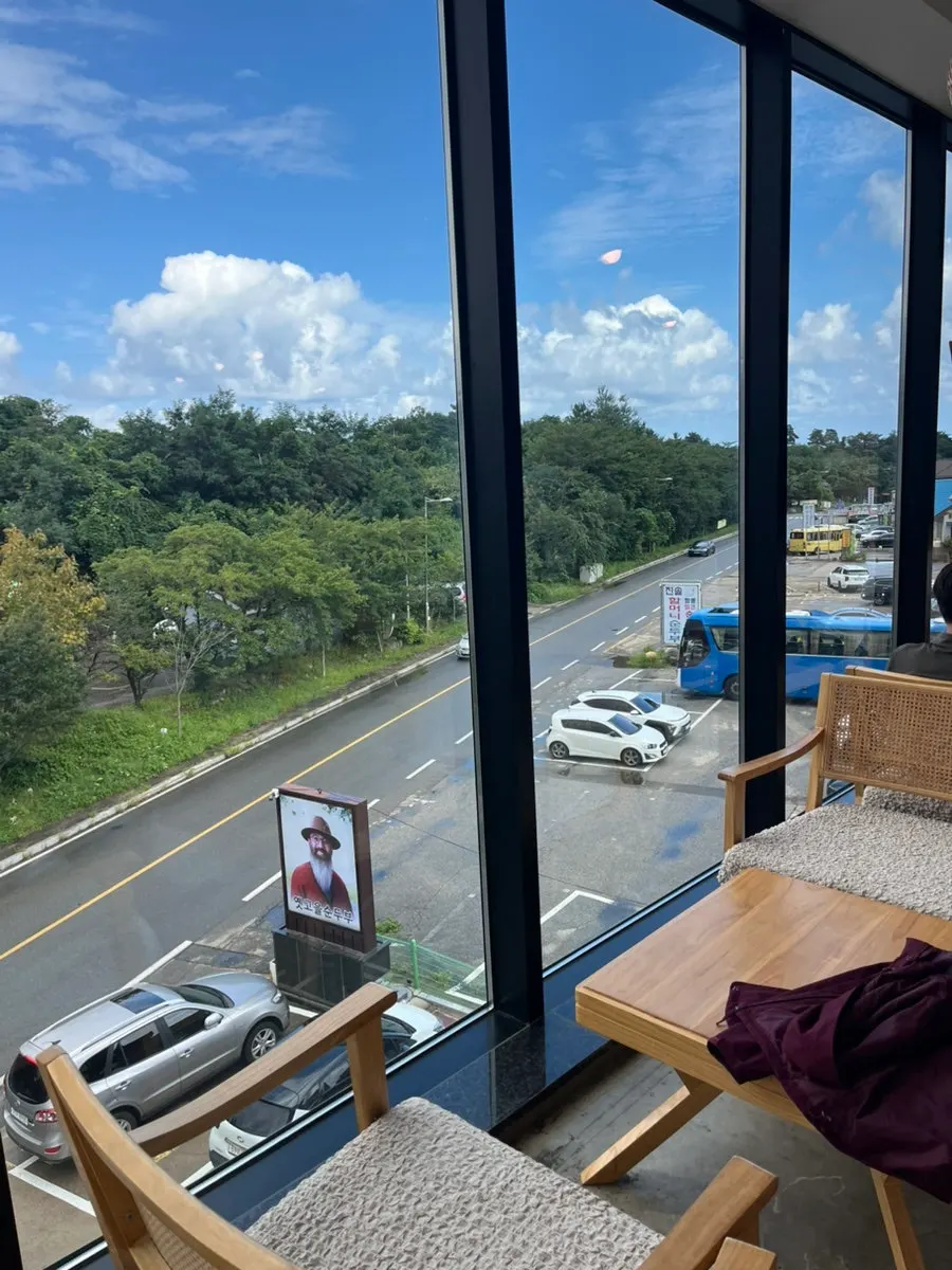 Cafe Neorae seating with spacious tables