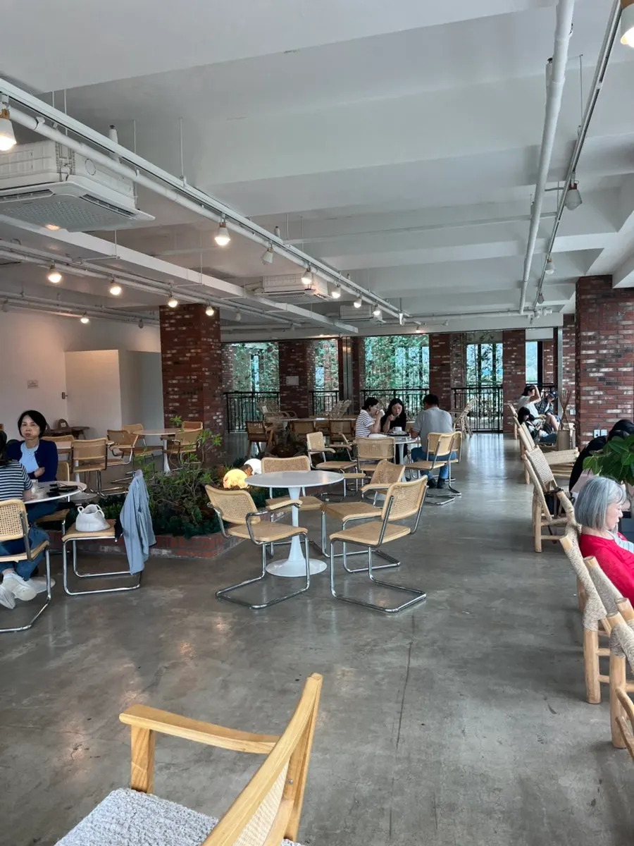 Cafe Neorae seating with spacious tables