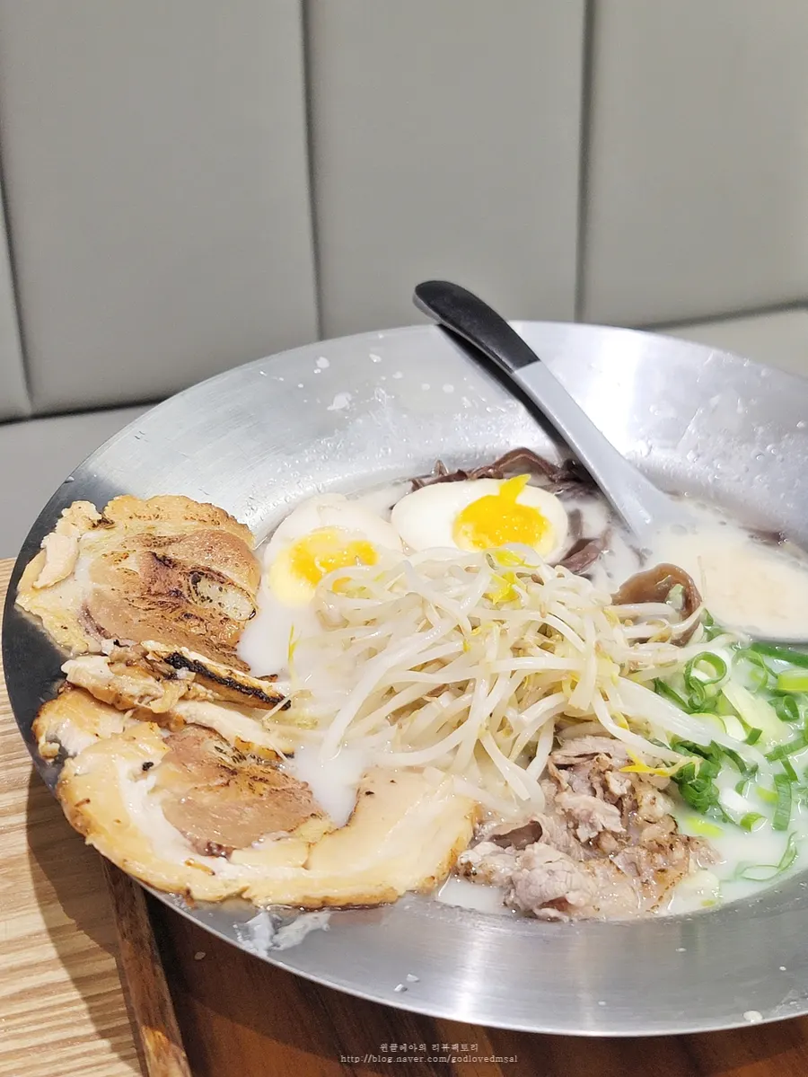 Special tonkotsu ramen topped with jumbo chashu and chadolbagi