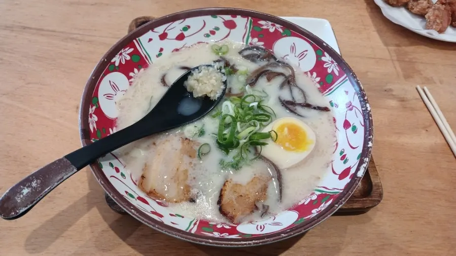 Table with gara-age and ramen together