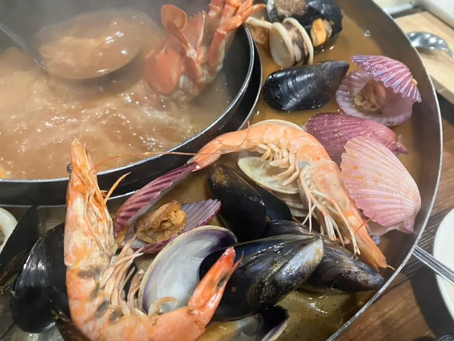 통통한 새우와 해산물 데치는 장면