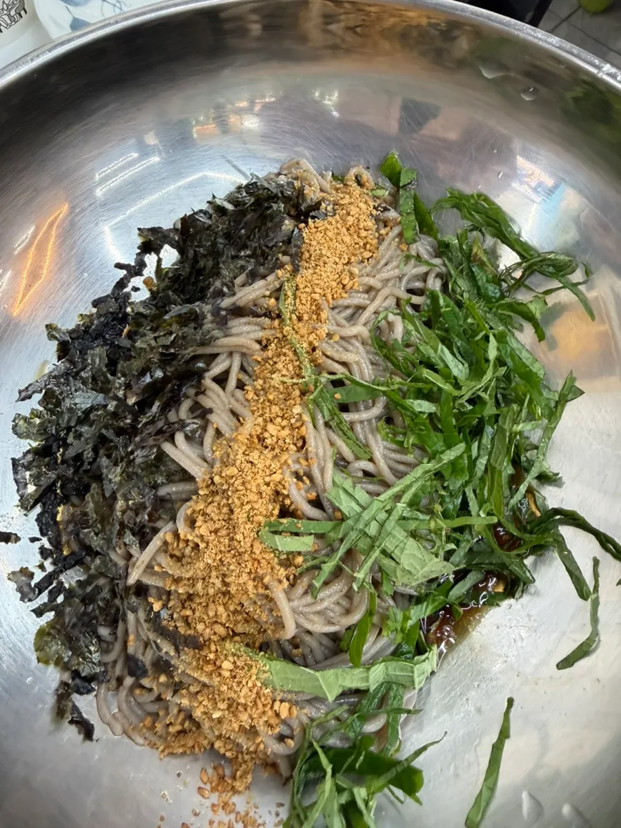 A bowl of perilla oil makguksu