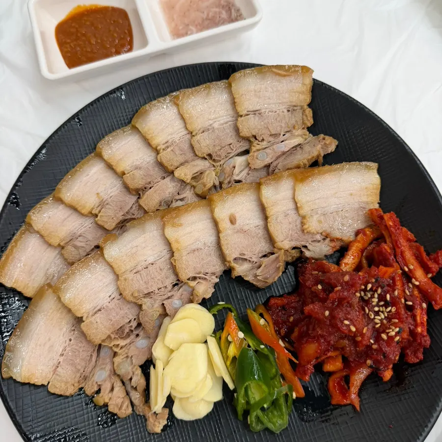 Perilla oil makguksu with noodles lifted up