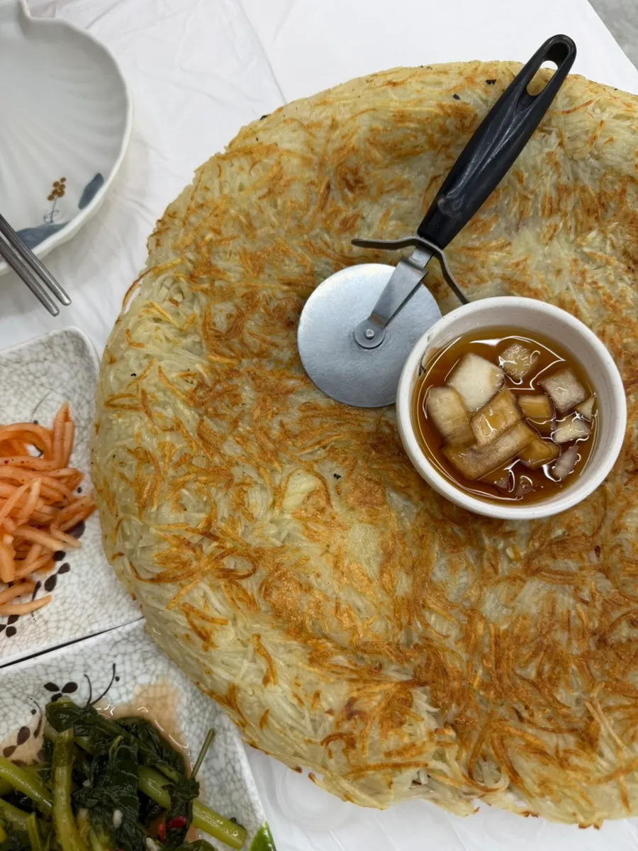 A bite of suyuk topped with pollack salad