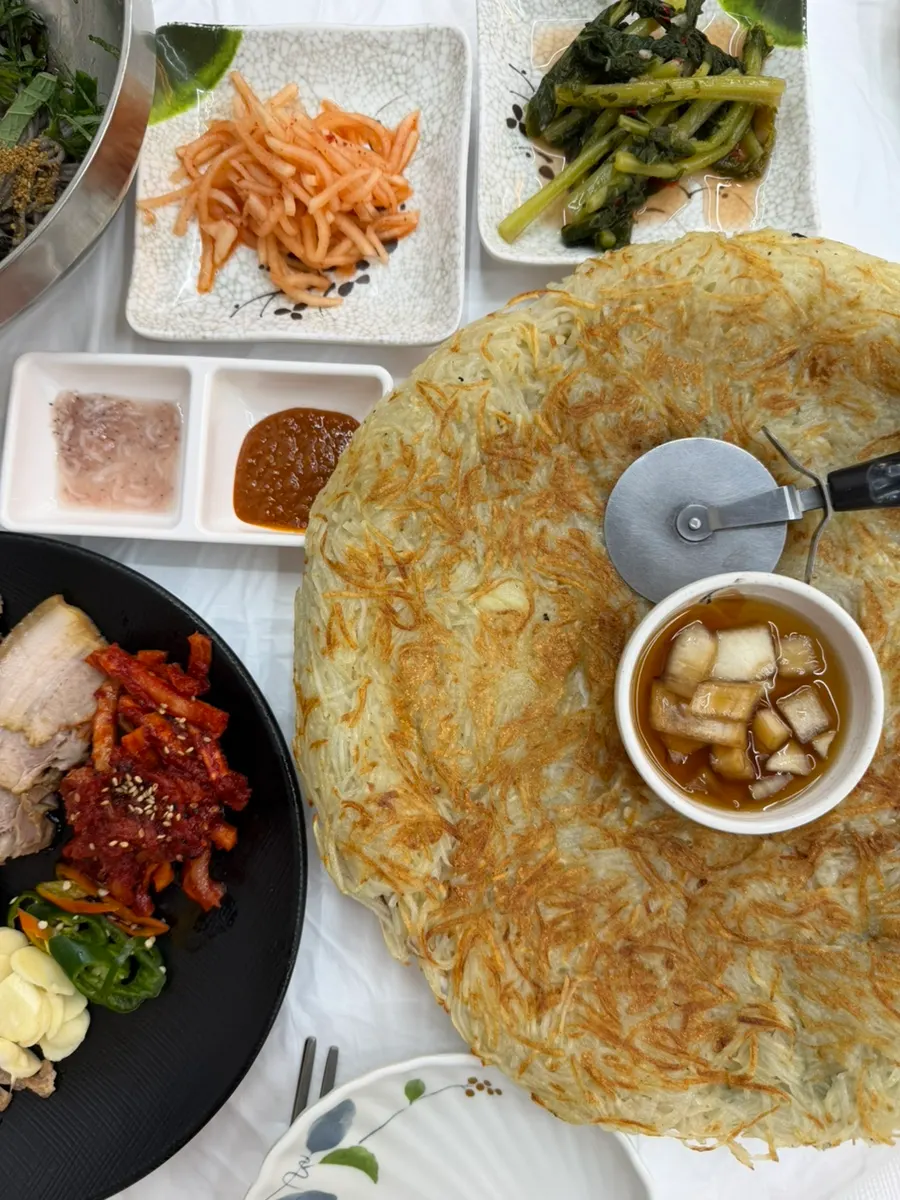 Pollack salad with accompanying vegetables