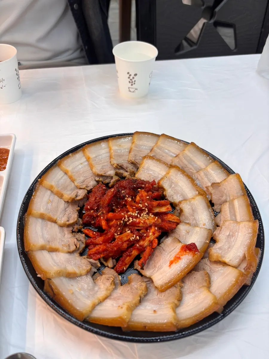 A plate of suyuk served at the table