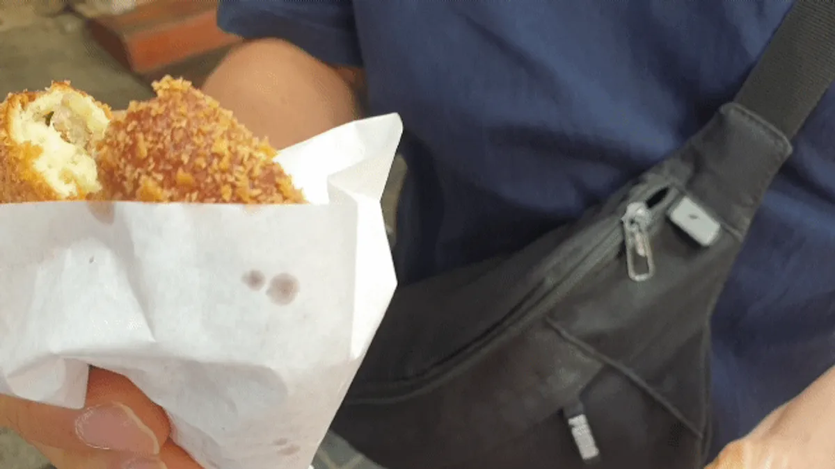 箱を開けて車の中で食べるサムサムコロケ