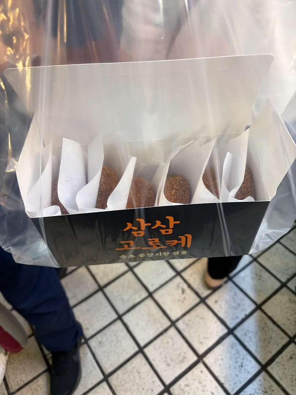 종류별로 개별 포장된 고로케 박스