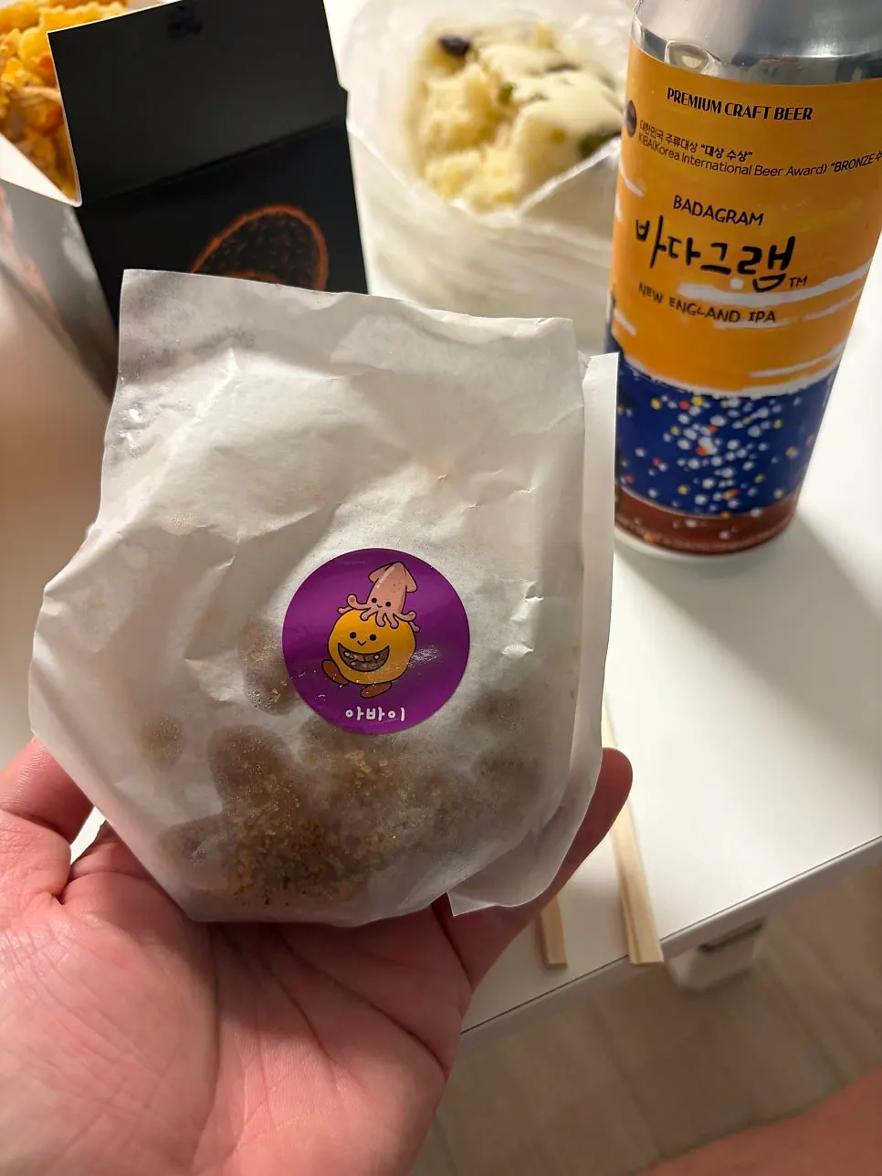 이름 스티커가 붙은 큼직한 고로케