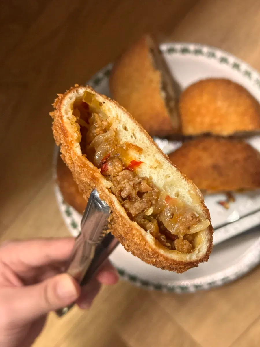 Penampang kroket berisi kepiting merah