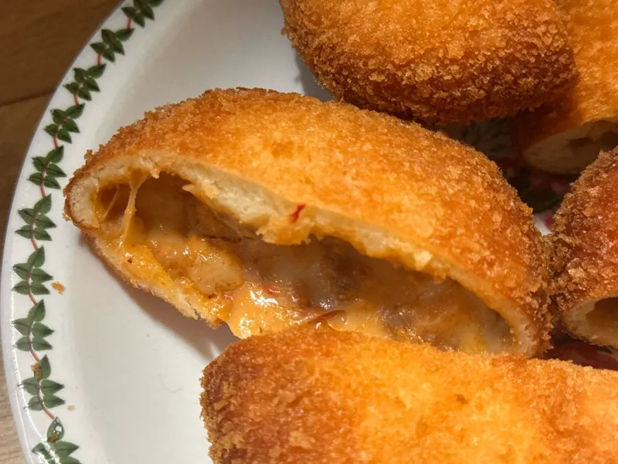 Beberapa kroket dengan rasa berbeda diletakkan bersama