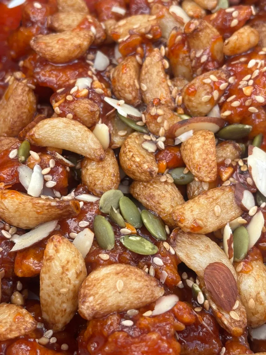푸짐하게 담긴 마늘닭강정 한 상자