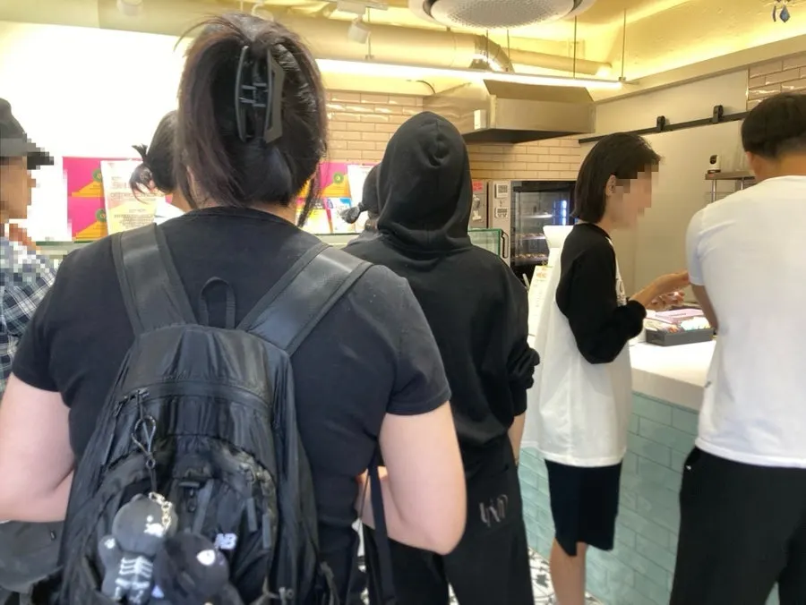 에그타르트 픽업을 기다리는 손님들