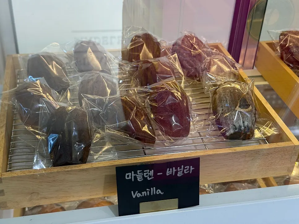 도리스파티셰리 진열대의 구움과자