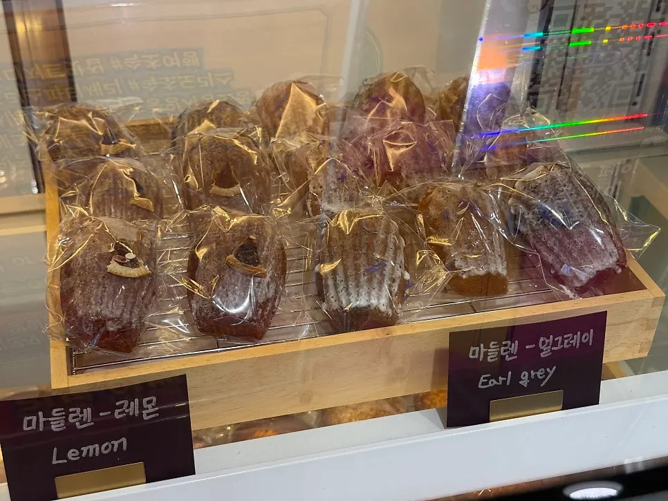 픽업 매장 내부 구움과자 진열 모습
