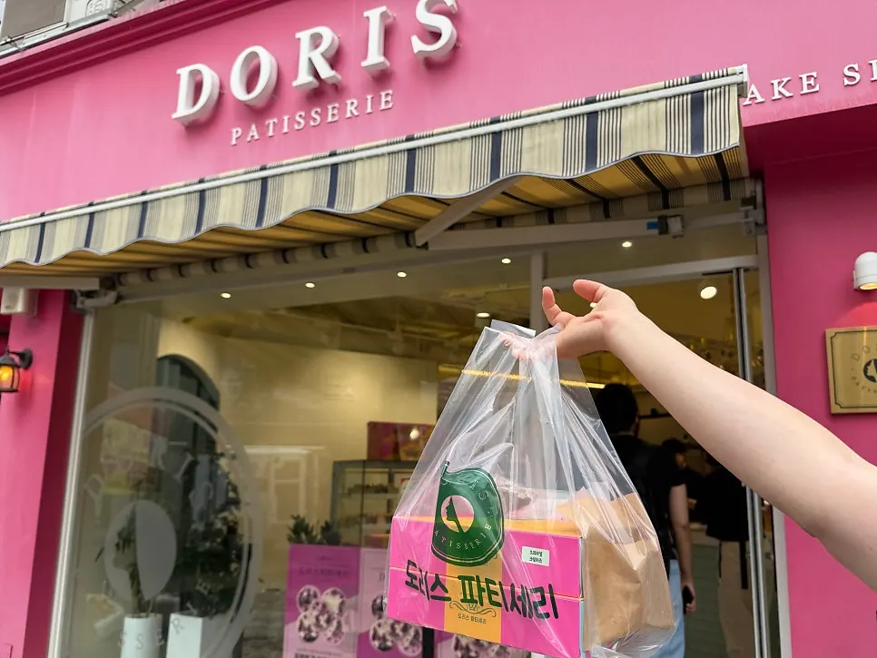 픽업 시간대 붐비는 도리스파티셰리 매장