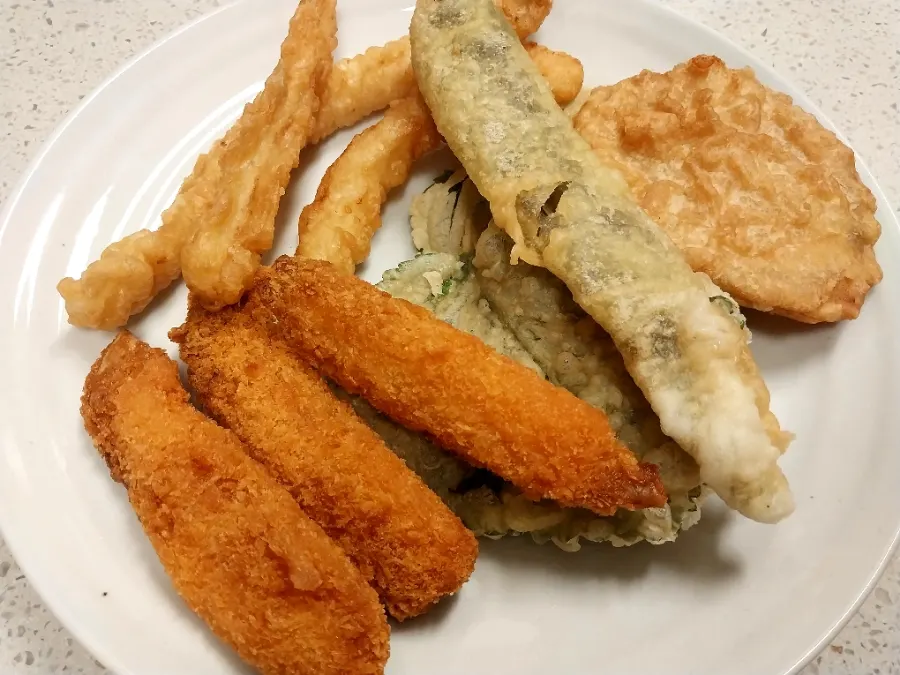 Market fried food placed in the air fryer