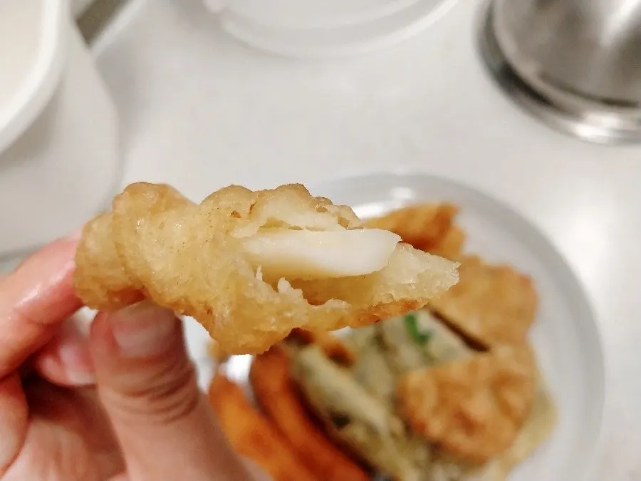 Cross-section showing the inside of the red snow crab tempura