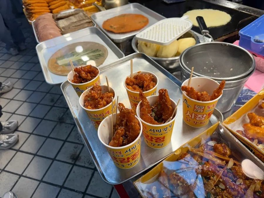 맛보기용 컵 닭강정과 새우강정 메뉴