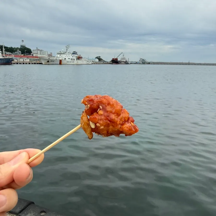 바다 배경으로 맛본 닭강정