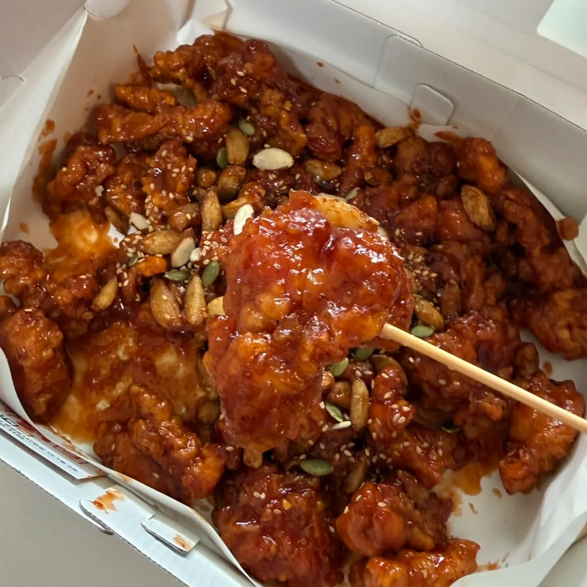 동명항에서 먹다 남겨 닫은 닭강정 박스