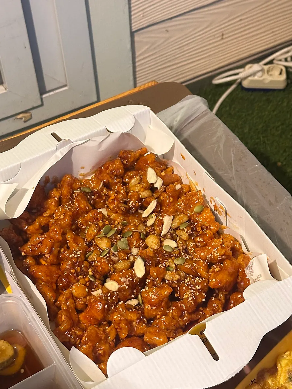 마늘이 올라간 마늘닭강정 한 통