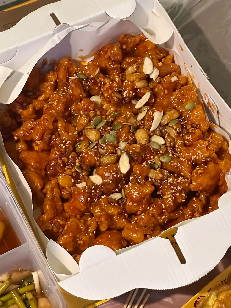 마늘닭강정 한 조각