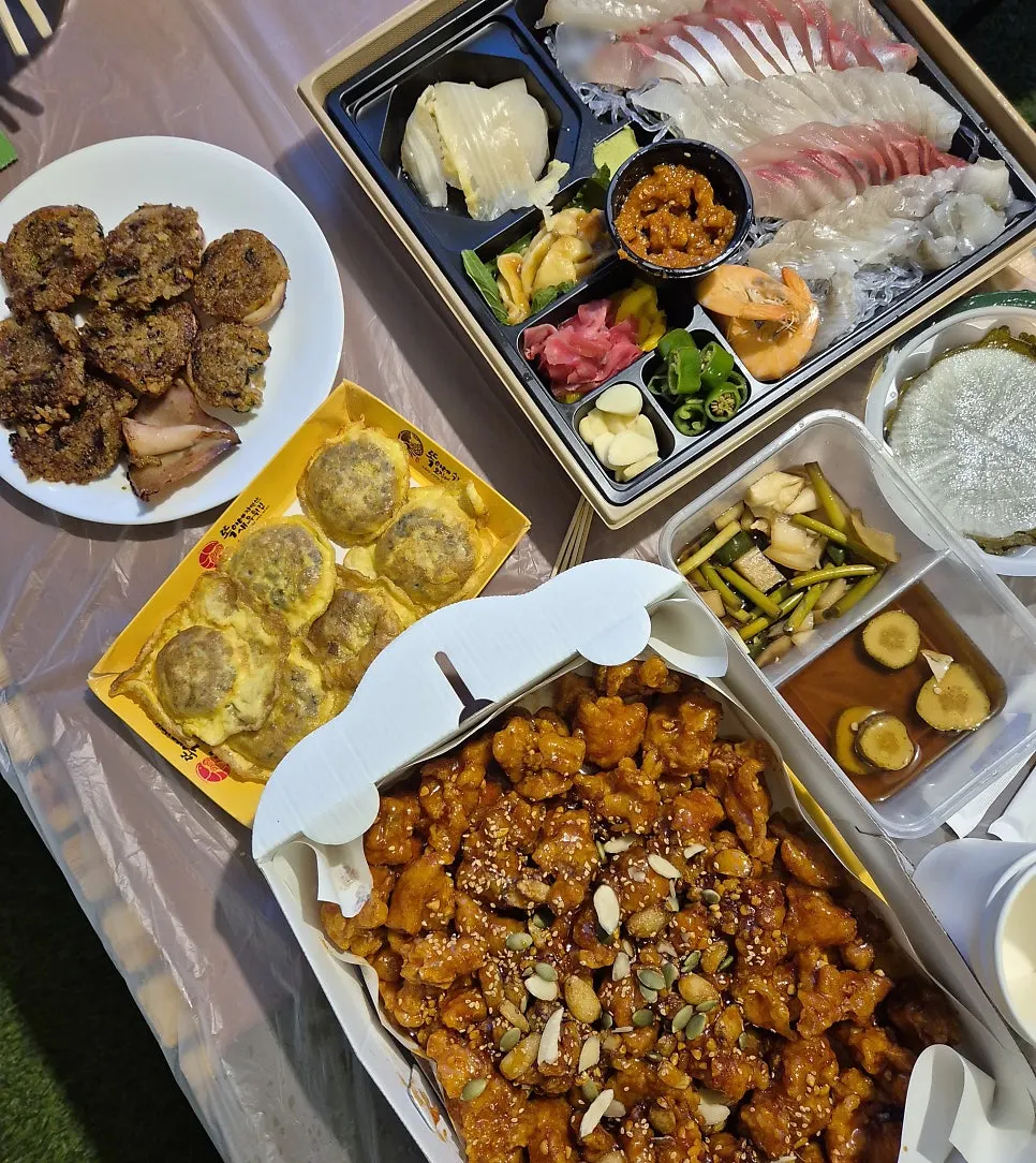 닭강정과 함께 차린 포장 음식들