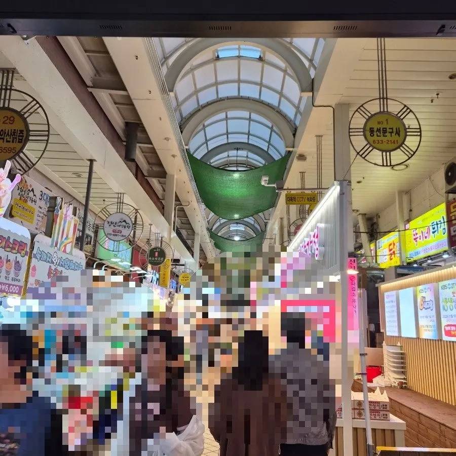 A crowded aisle in Sokcho Jungang Market even on a weekday afternoon