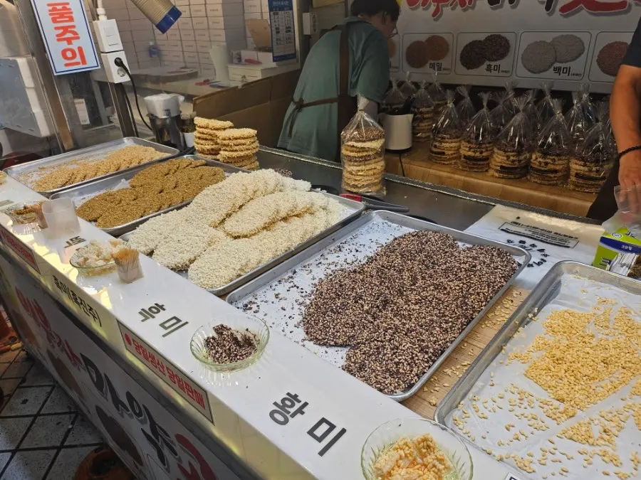 Five colors of grain gangjeong displayed by type at the stall