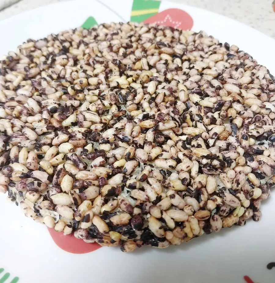 Comparing black rice, white rice, yellow rice, brown rice and buckwheat gangjeong
