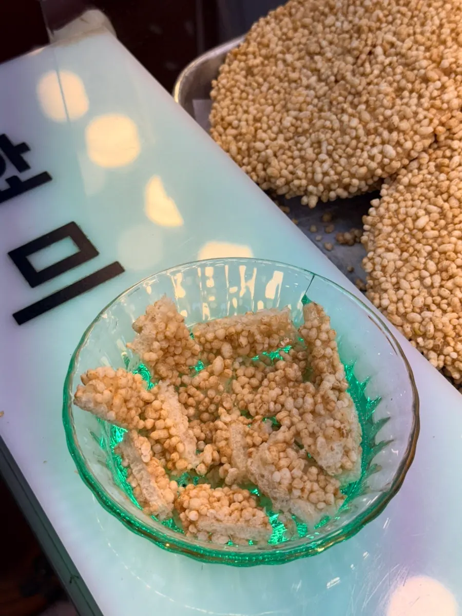 Handmade grain gangjeong displayed in front of the Ibuja Mayak Gotgan store