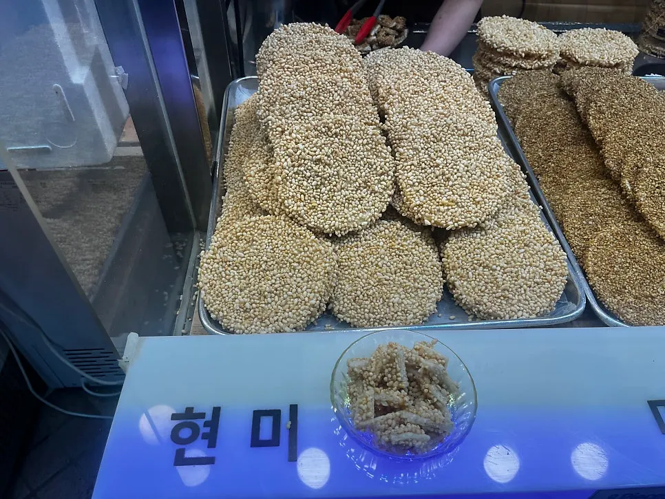 속초 중앙시장 이부자마약곳간 곡물강정 매대