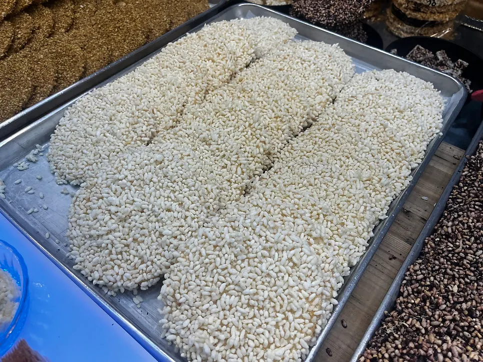 매대 앞에 놓인 시식용 강정 조각