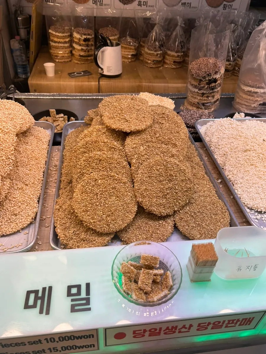 Individually packaged pieces of grain gangjeong