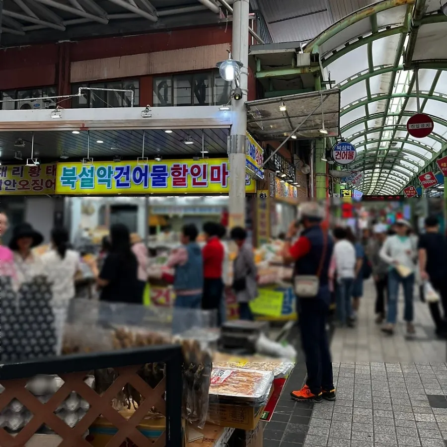 중앙시장 제6문으로 들어온 시장 통로
