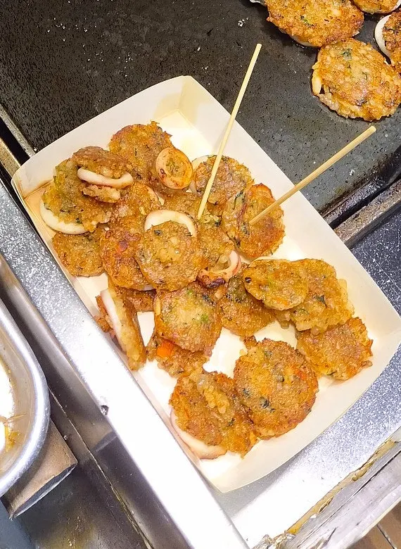 시식용으로 맛본 누룽지오징어순대 한 조각