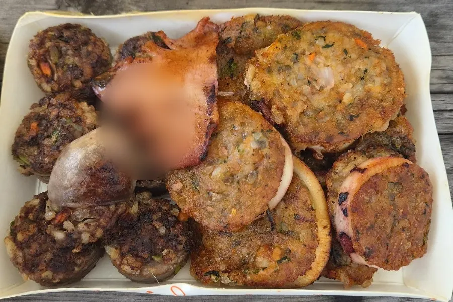 벤치에서 펼친 아바이순대와 누룽지오징어순대 포장