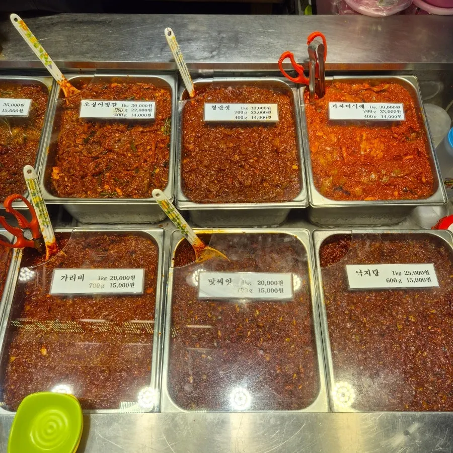 속초 중앙시장 젓갈 매장 풍경