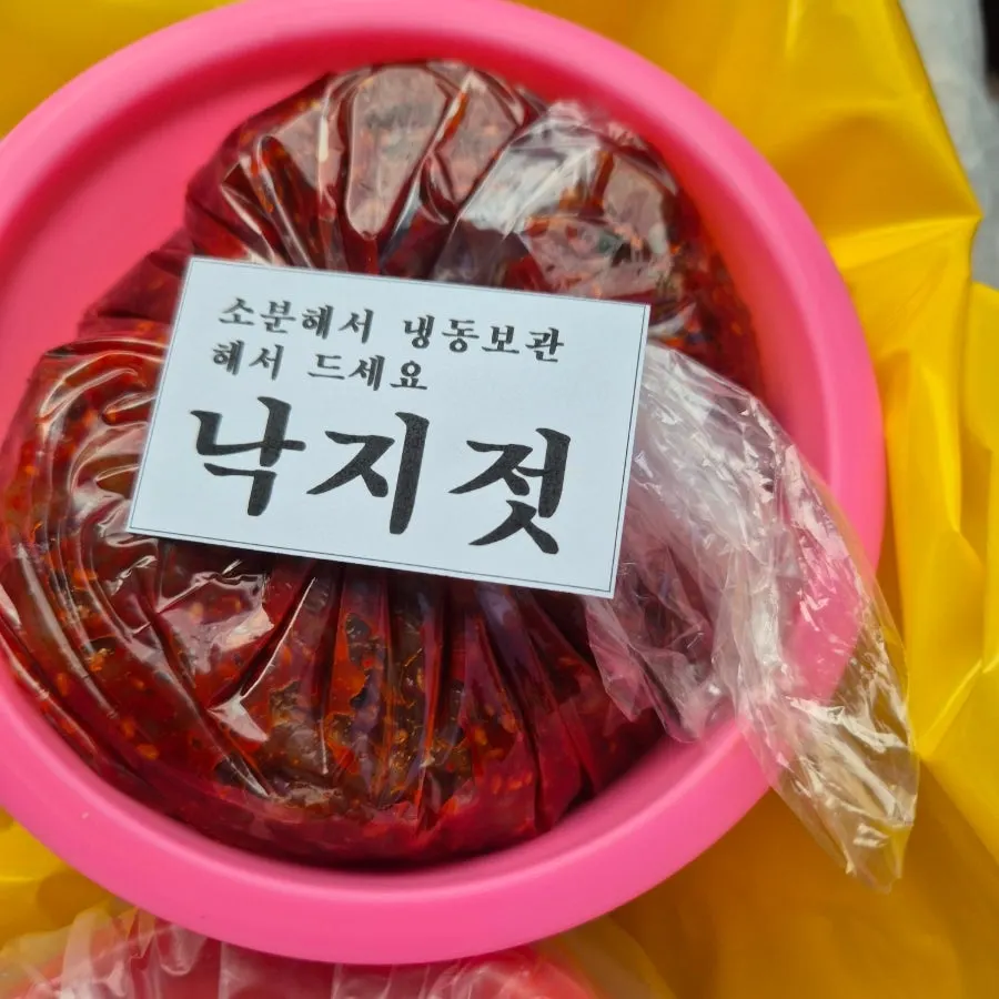 속초 중앙시장 젓갈 구경하는 모습