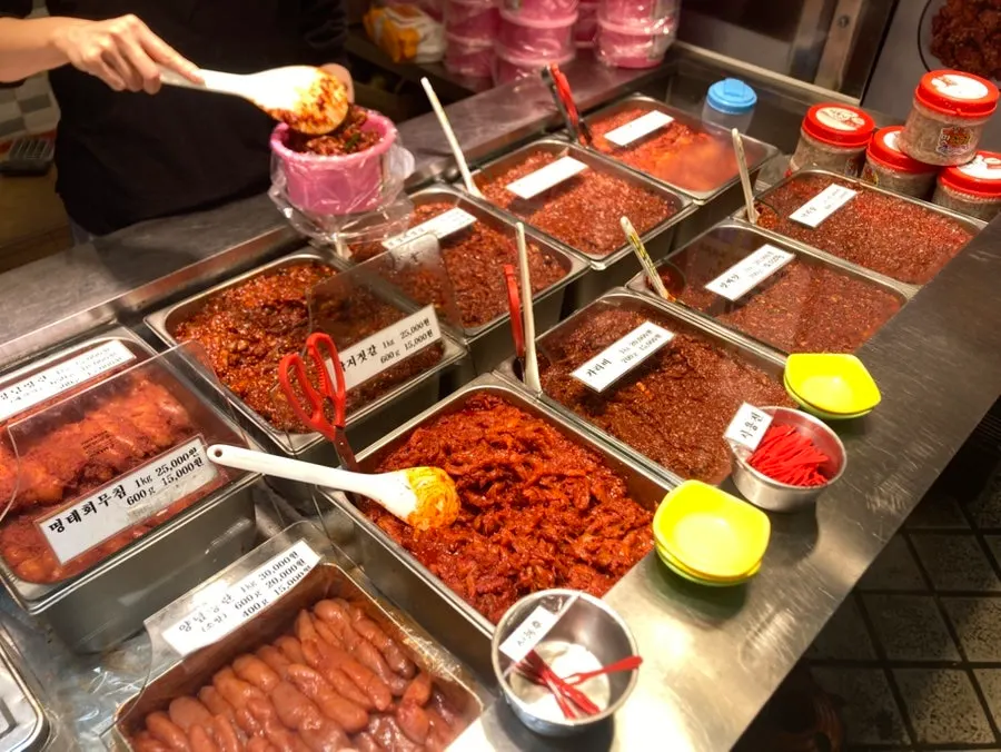 황부자젓갈에서 구매한 낙지젓갈과 명태회무침 두 가지