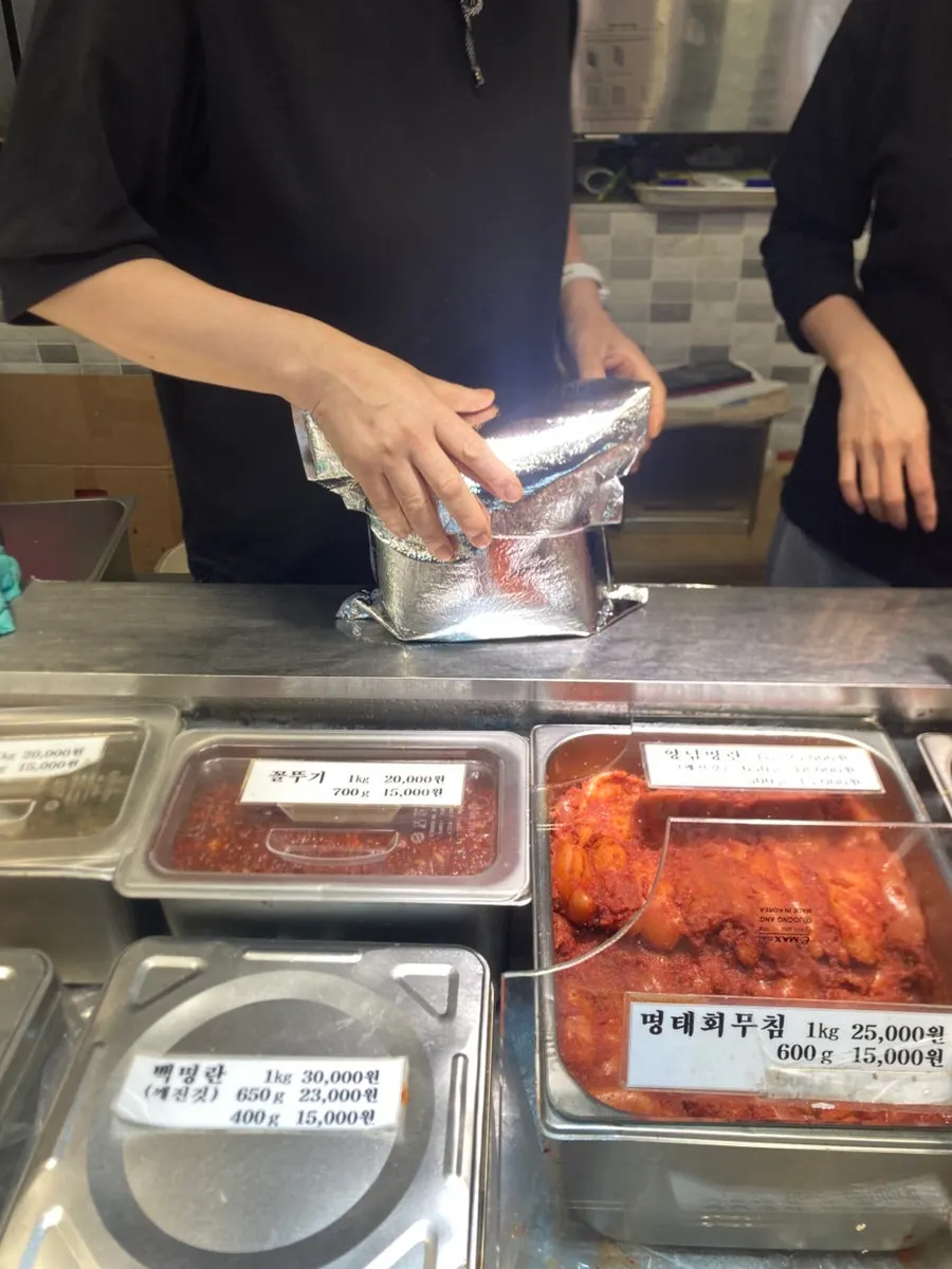 속초관광수산시장 황부자젓갈 매장 진열 모습