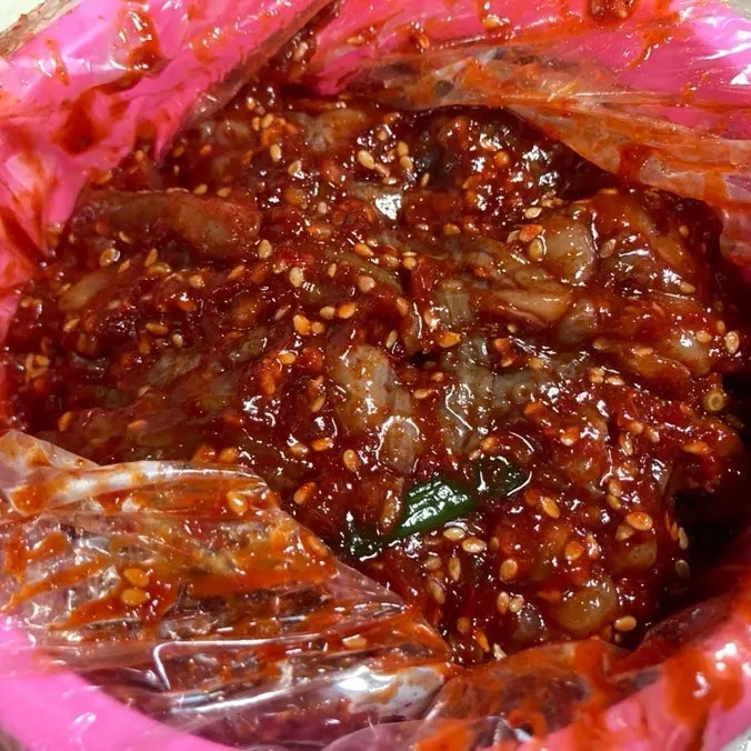 흰 쌀밥에 올린 낙지젓갈 한 숟가락