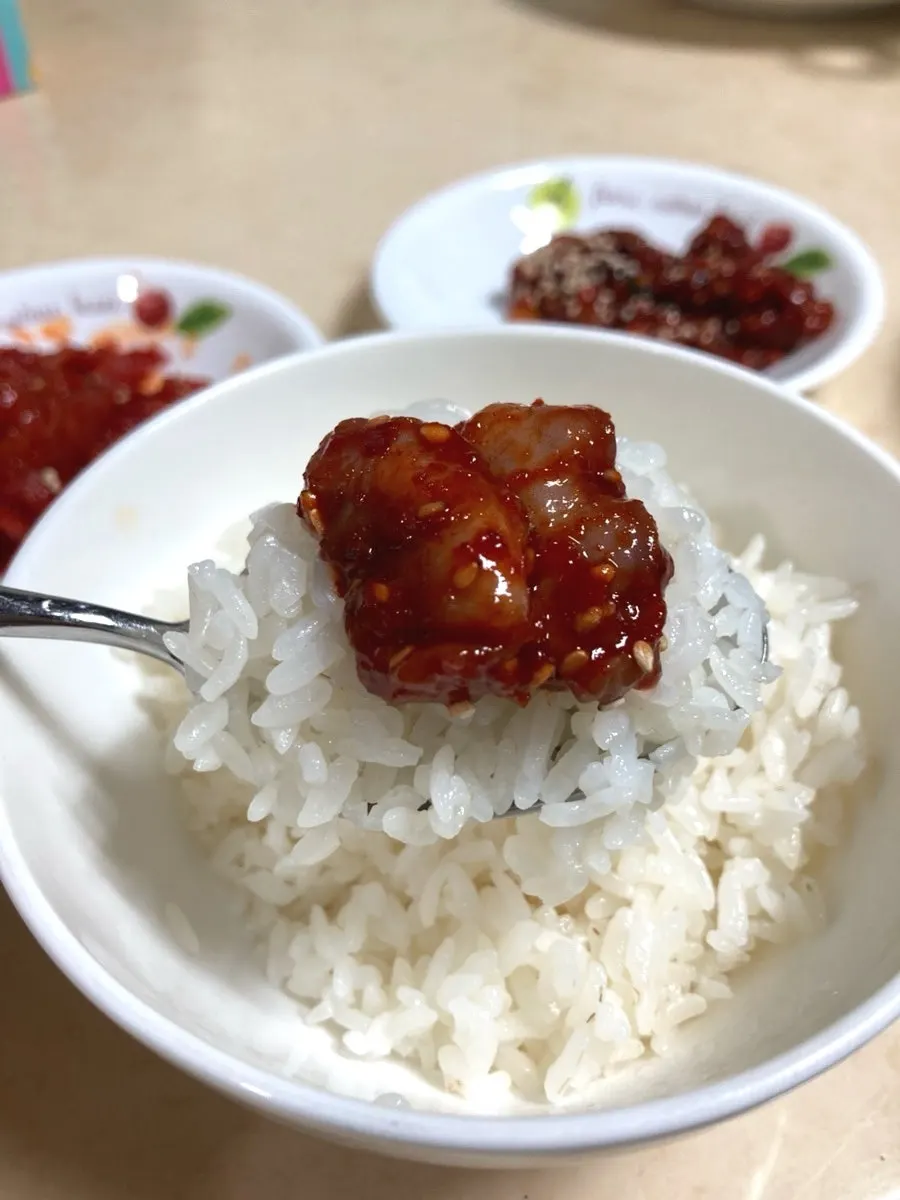 오동통한 낙지가 보이는 낙지젓갈 접시