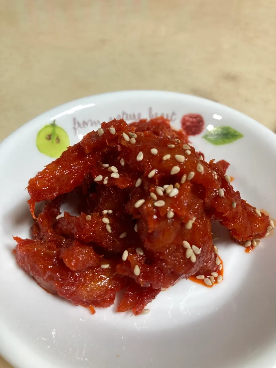 냉면 고명으로 올린 명태회무침