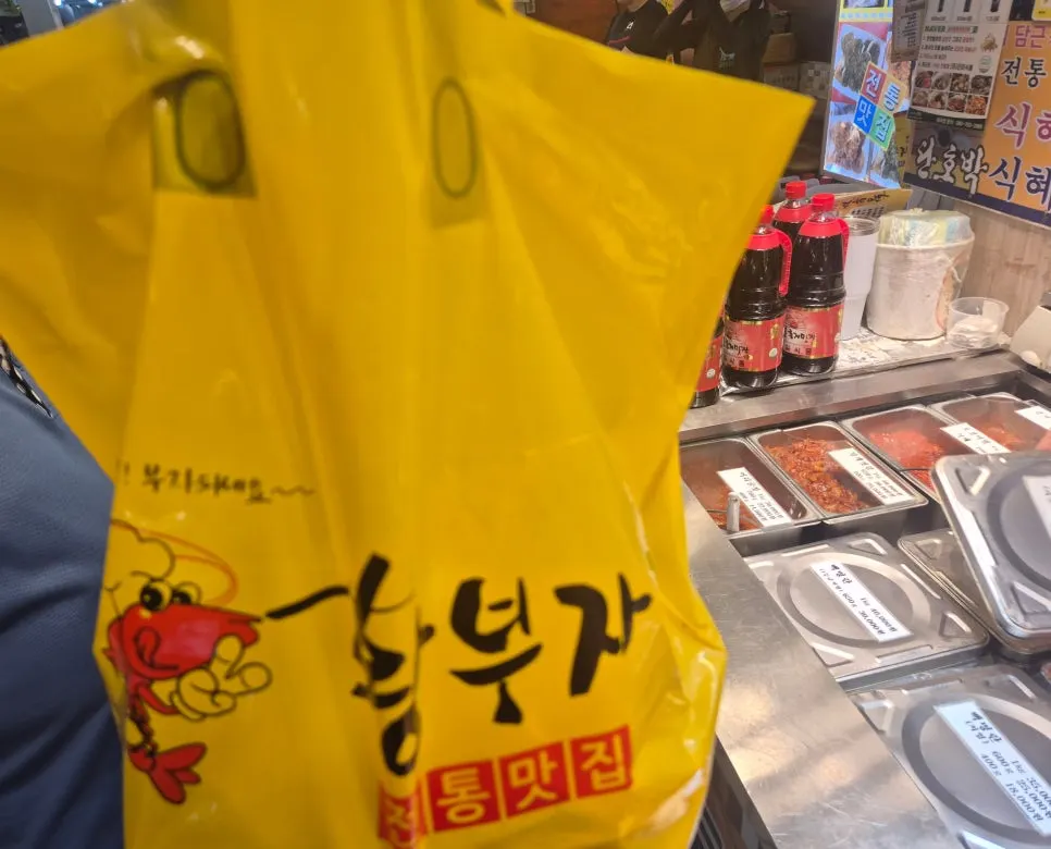 Cooler bag sealed with ice packs inside
