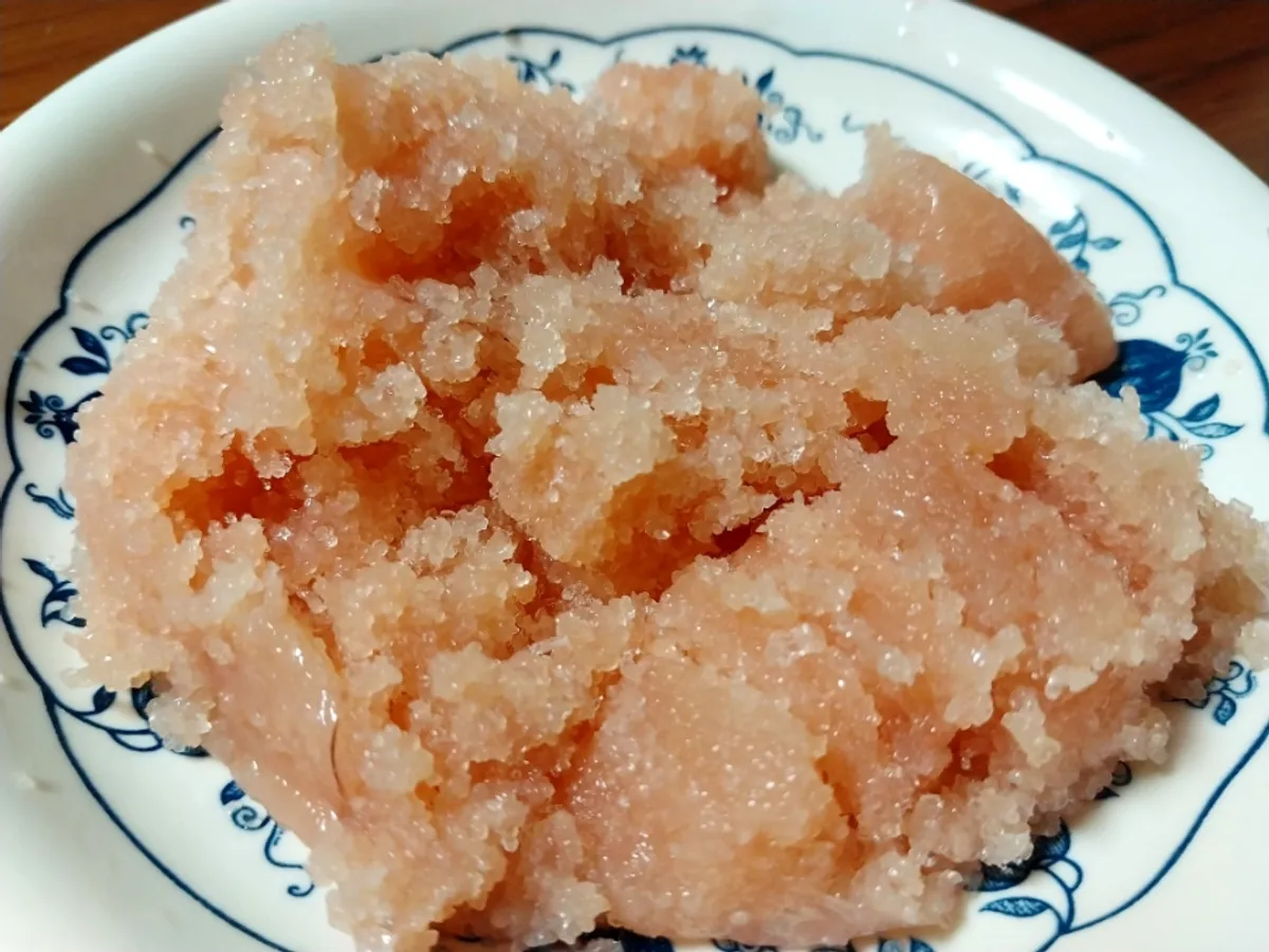 참기름 두른 명란젓을 올린 뜨거운 밥