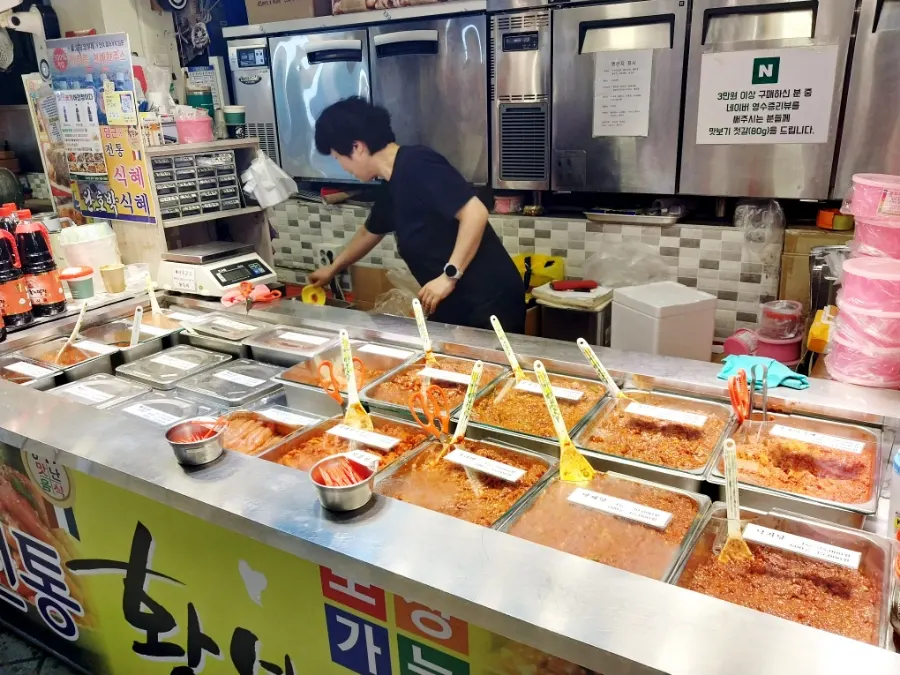 젓갈을 포장하는 황부자젓갈 매장 모습