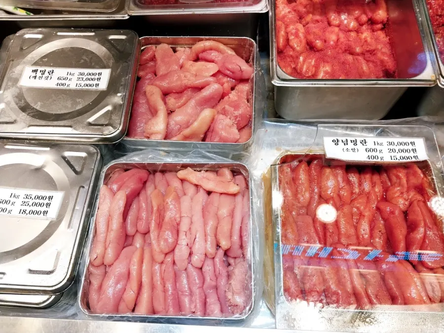종류별로 진열된 황부자젓갈 명란젓과 젓갈