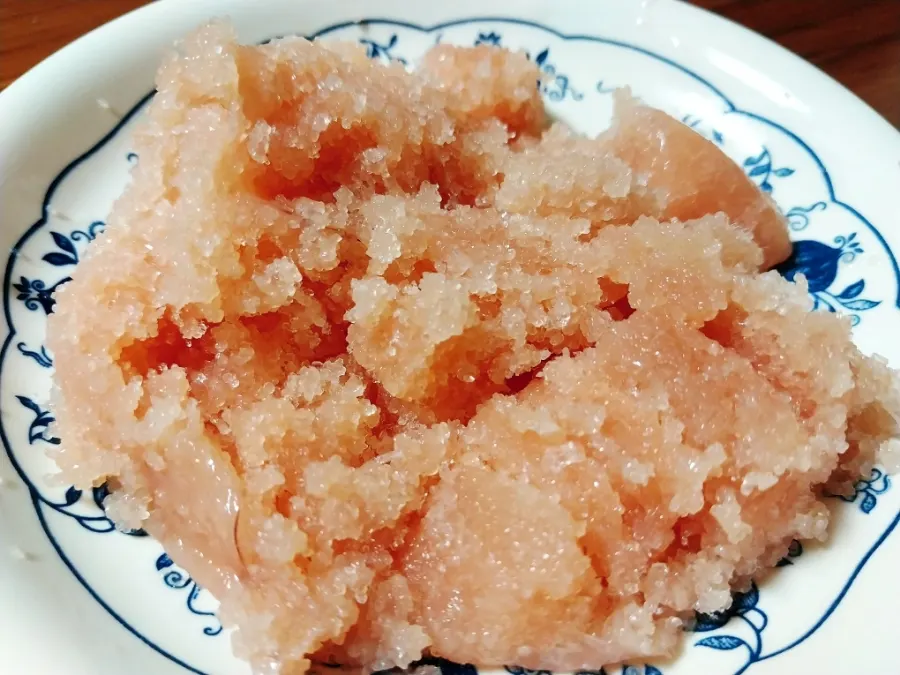 참기름을 두른 명란젓 접시